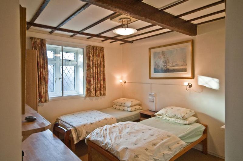 Oakwood Bed And Breakfast Heathrow Hillingdon Eksteriør billede